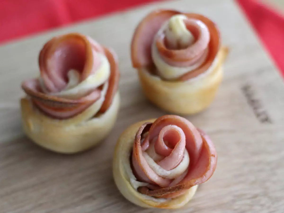 Blomformade tilltugg med pizzadeg och cervelat - foto 5