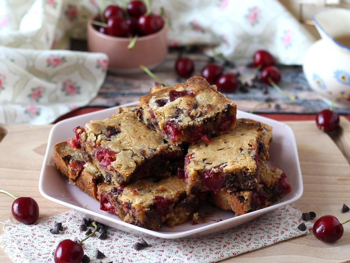 Blondie med körsbär och choklad, den perfekta krispiga och smältande kakan
