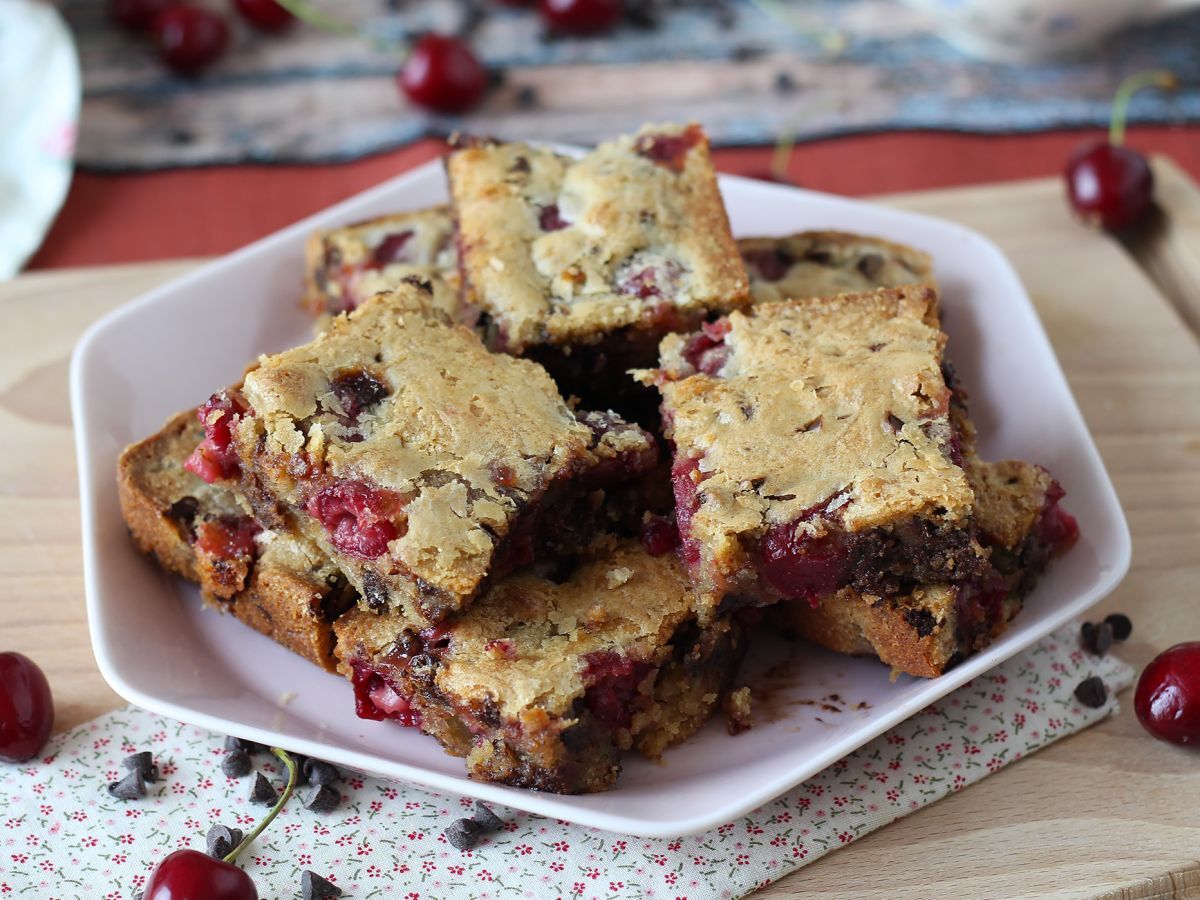 Blondie med körsbär och choklad, den perfekta krispiga och smältande kakan - foto 3