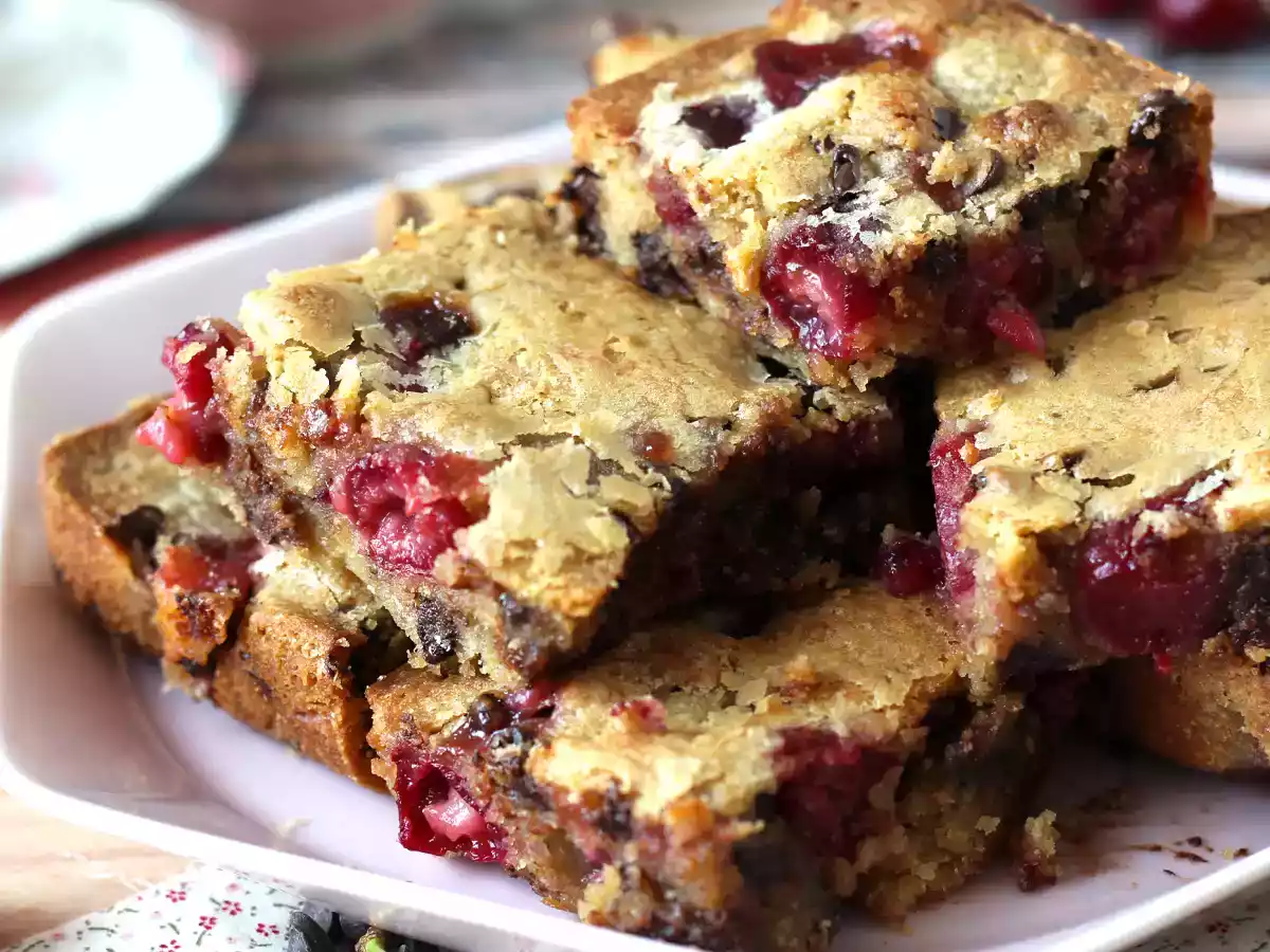 Blondie med körsbär och choklad, den perfekta krispiga och smältande kakan - foto 5