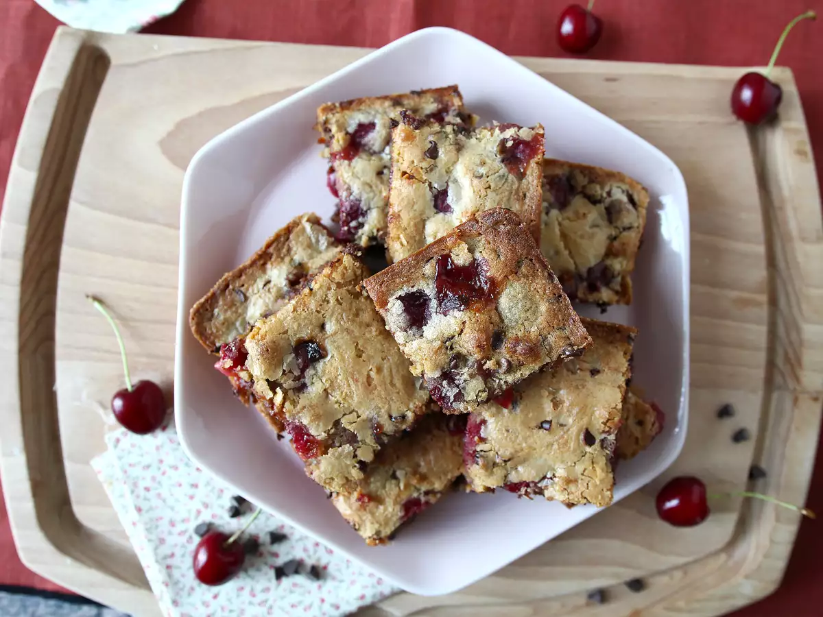 Blondie med körsbär och choklad – perfekt krispig och seg - foto 2