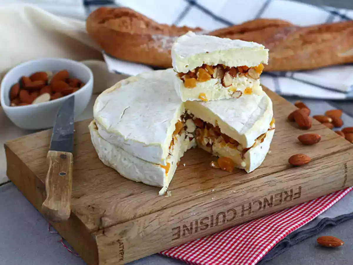 Brie med aprikos- och mandelfyllning