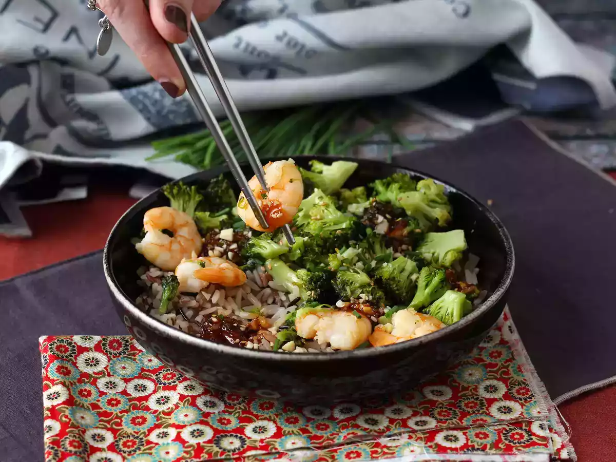 Broccoli och räkor i en kryddig koreansk sås - en enkel, balanserad och kryddig måltid