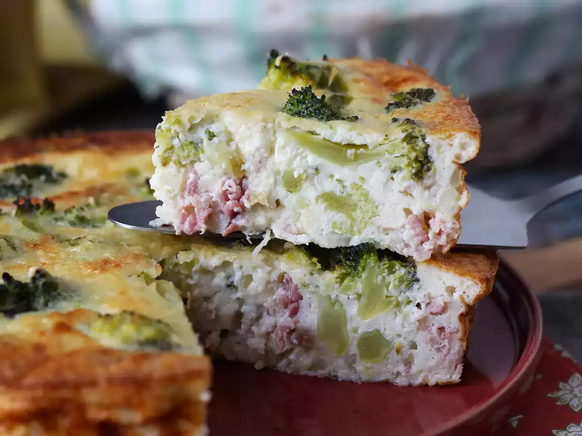 Broccolipaj utan pajskal med pancetta och cottage cheese