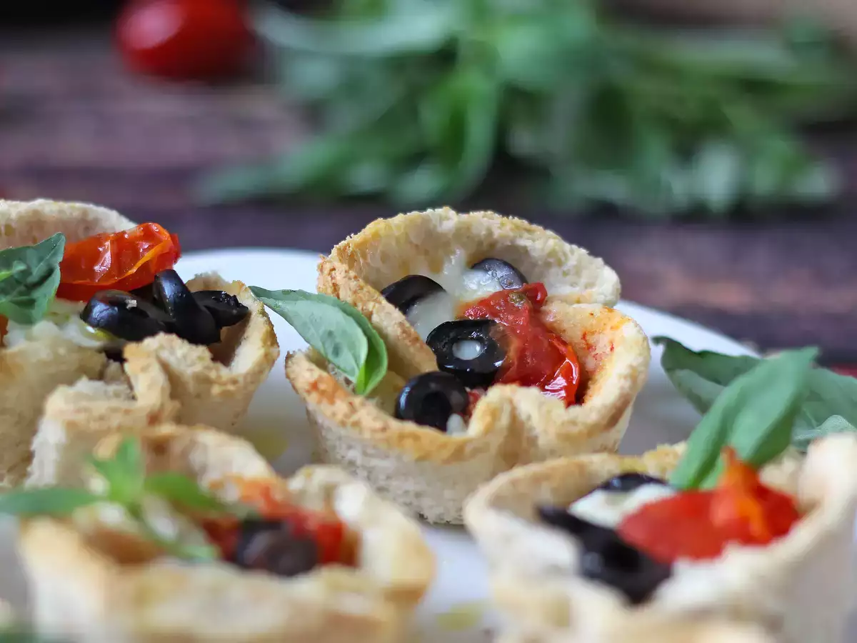 Brödkorgar med mozzarella, körsbärstomater och svarta oliver - foto 2