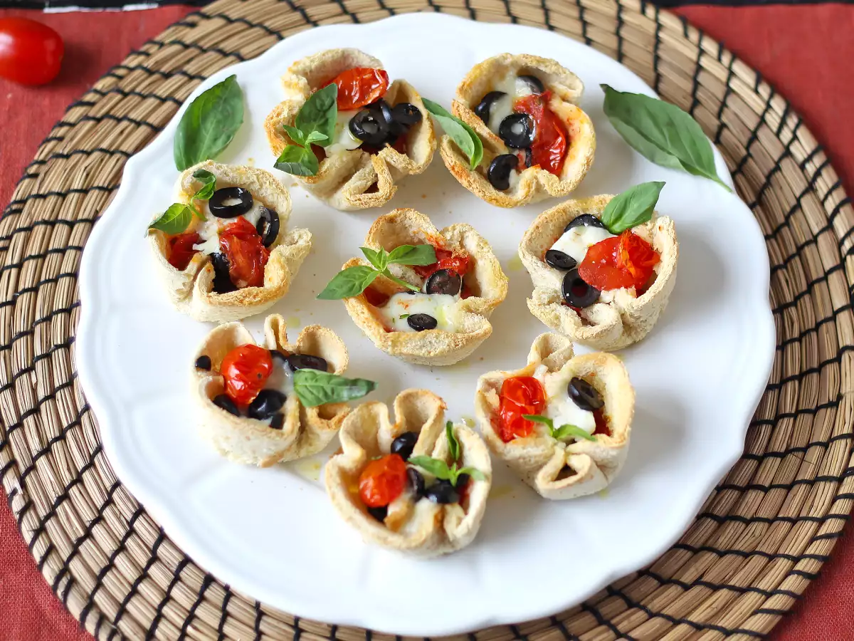 Brödkorgar med mozzarella, körsbärstomater och svarta oliver - foto 3