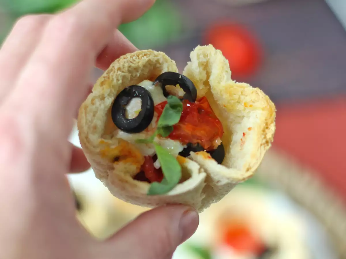 Brödkorgar med mozzarella, körsbärstomater och svarta oliver - foto 5