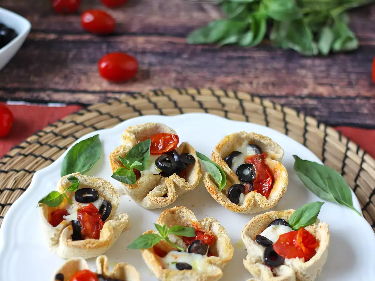 Brödkorgar med mozzarella, körsbärstomater och svarta oliver - foto 6