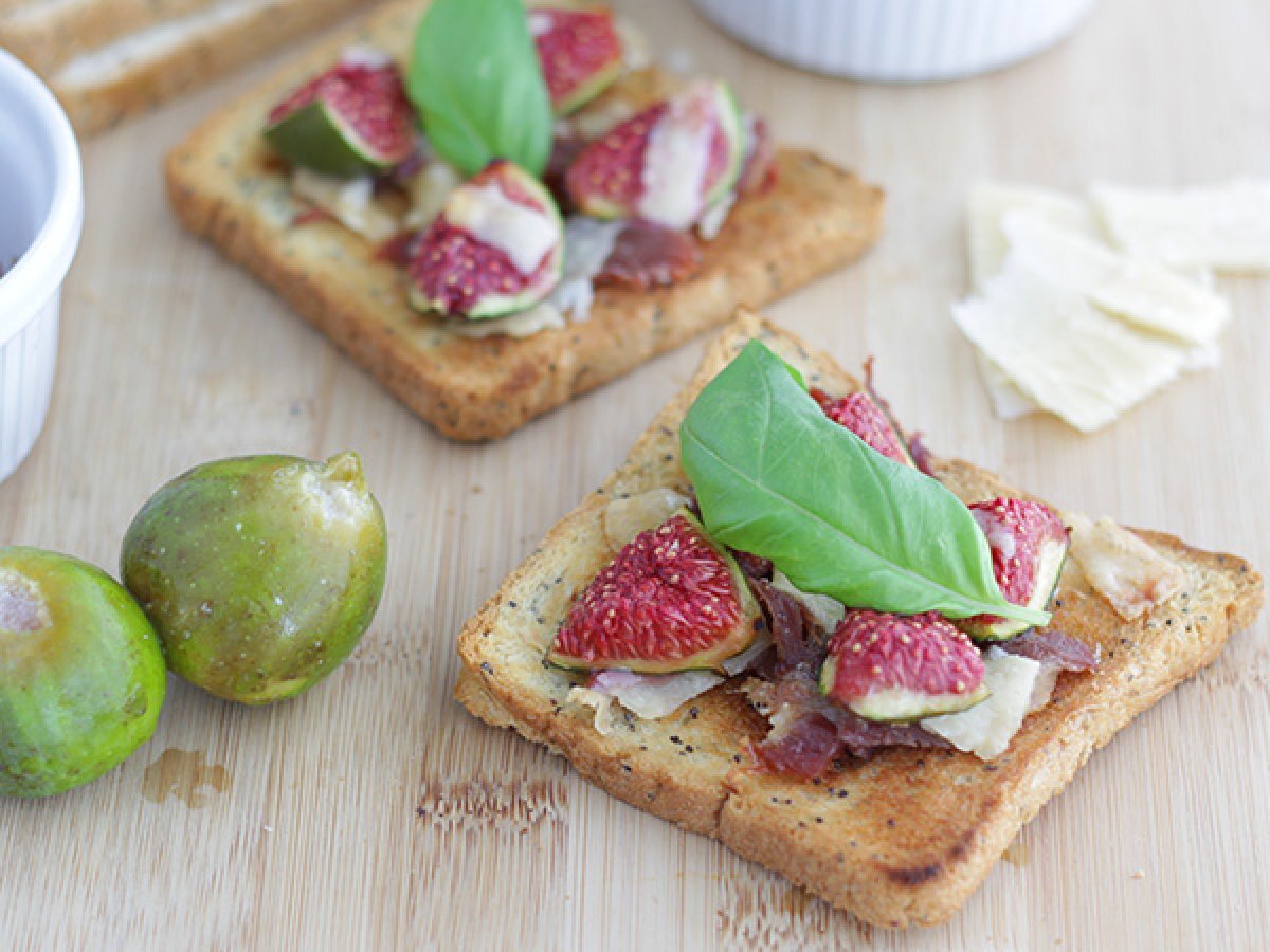 Bruschetta med fikon, parmesan och parmaskinka