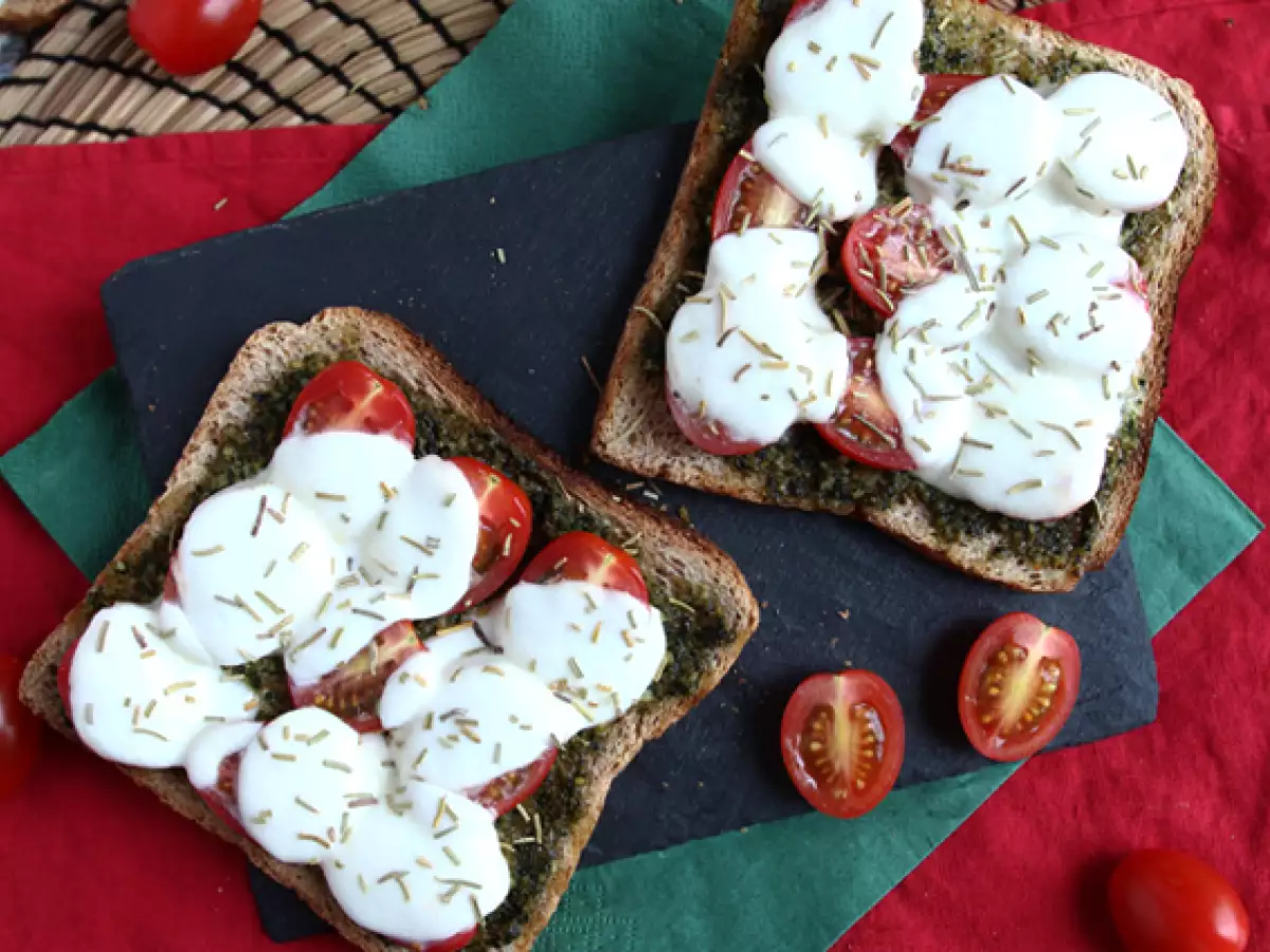Bruschetta med pesto, körsbärstomater och mozzarella - foto 3