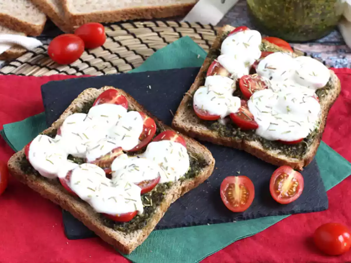 Bruschetta med pesto, körsbärstomater och mozzarellaost