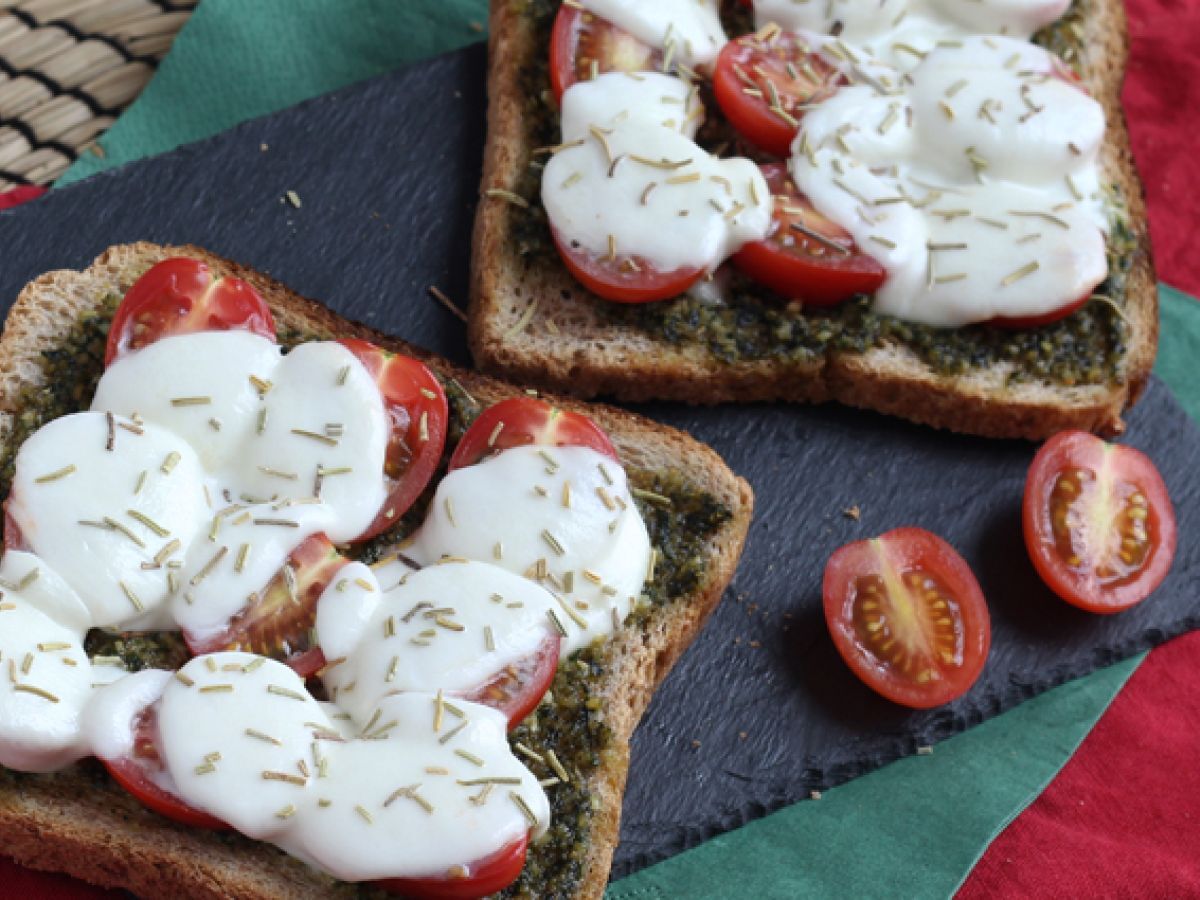 Bruschetta med pesto, körsbärstomater och mozzarellaost - foto 2