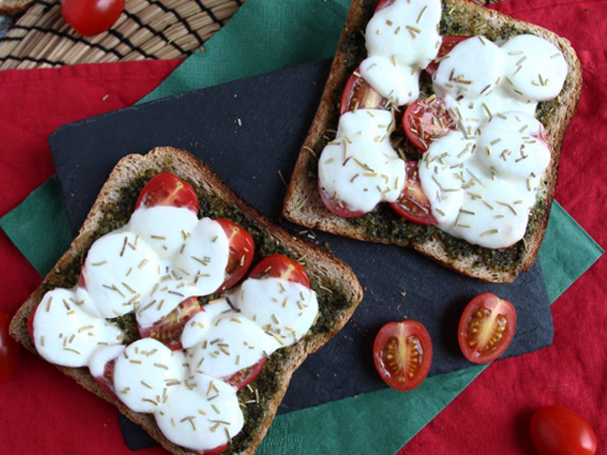 Bruschetta med pesto, körsbärstomater och mozzarellaost - foto 3