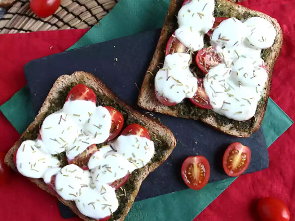 Bruschetta med pesto, körsbärstomater och mozzarellaost - foto 3