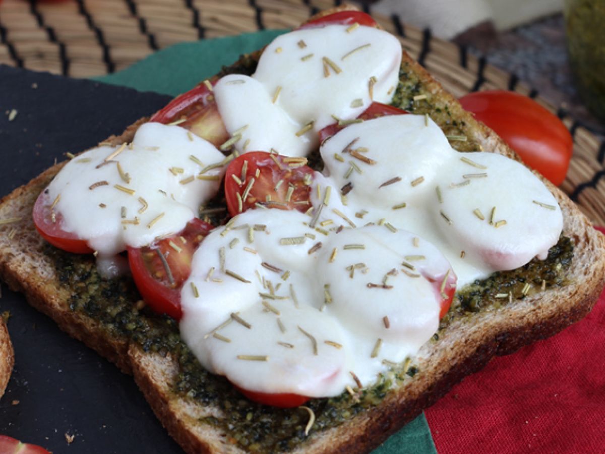 Bruschetta med pesto, körsbärstomater och mozzarellaost - foto 4