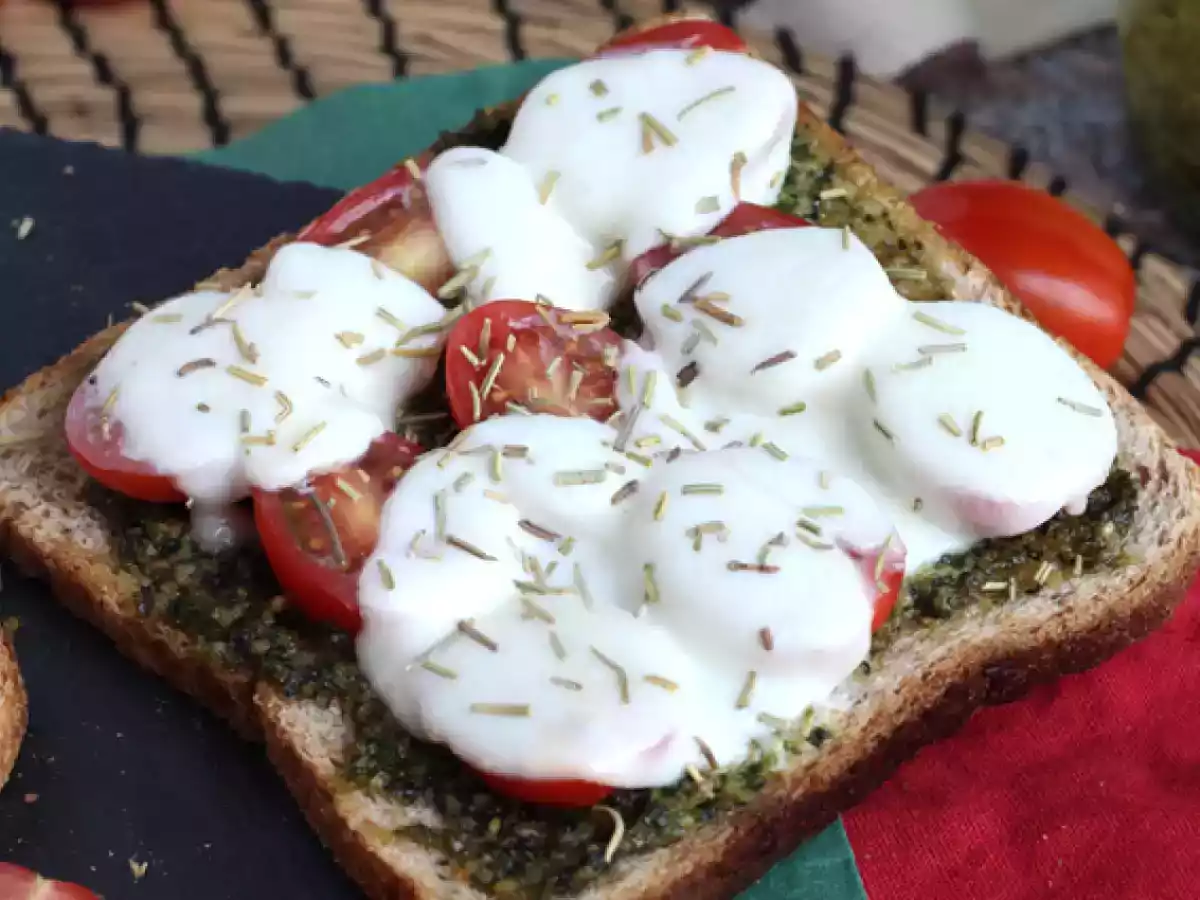 Bruschetta med pesto, körsbärstomater och mozzarellaost - foto 4