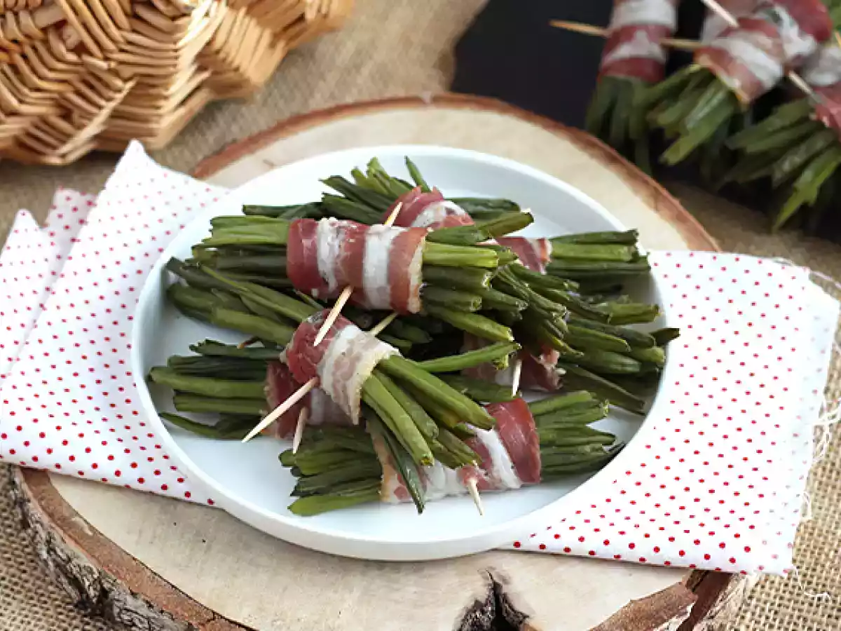 Buntar av gröna bönor och rökt bacon