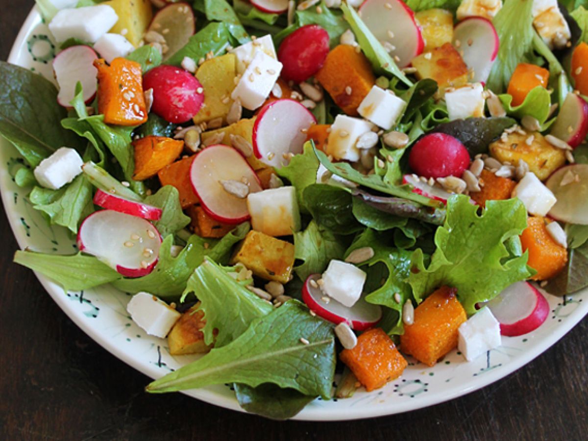 Butternut, potatis, rädisor och fetaost sallad - foto 2