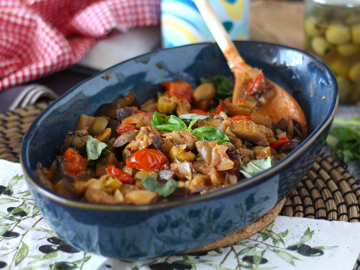 Caponata siciliana, den oumbärliga snabba och enkla italienska receptet