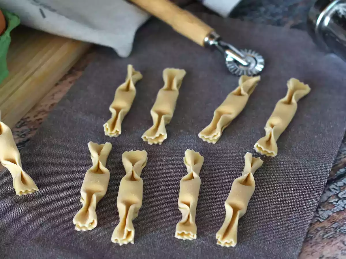 Caramelle, ravioli formade som godis med pumpa- och ricottafyllning - foto 2