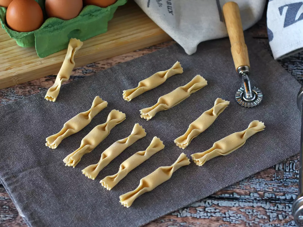 Caramelle – ravioli formade som godisbitar med pumpa- och ricottafyllning