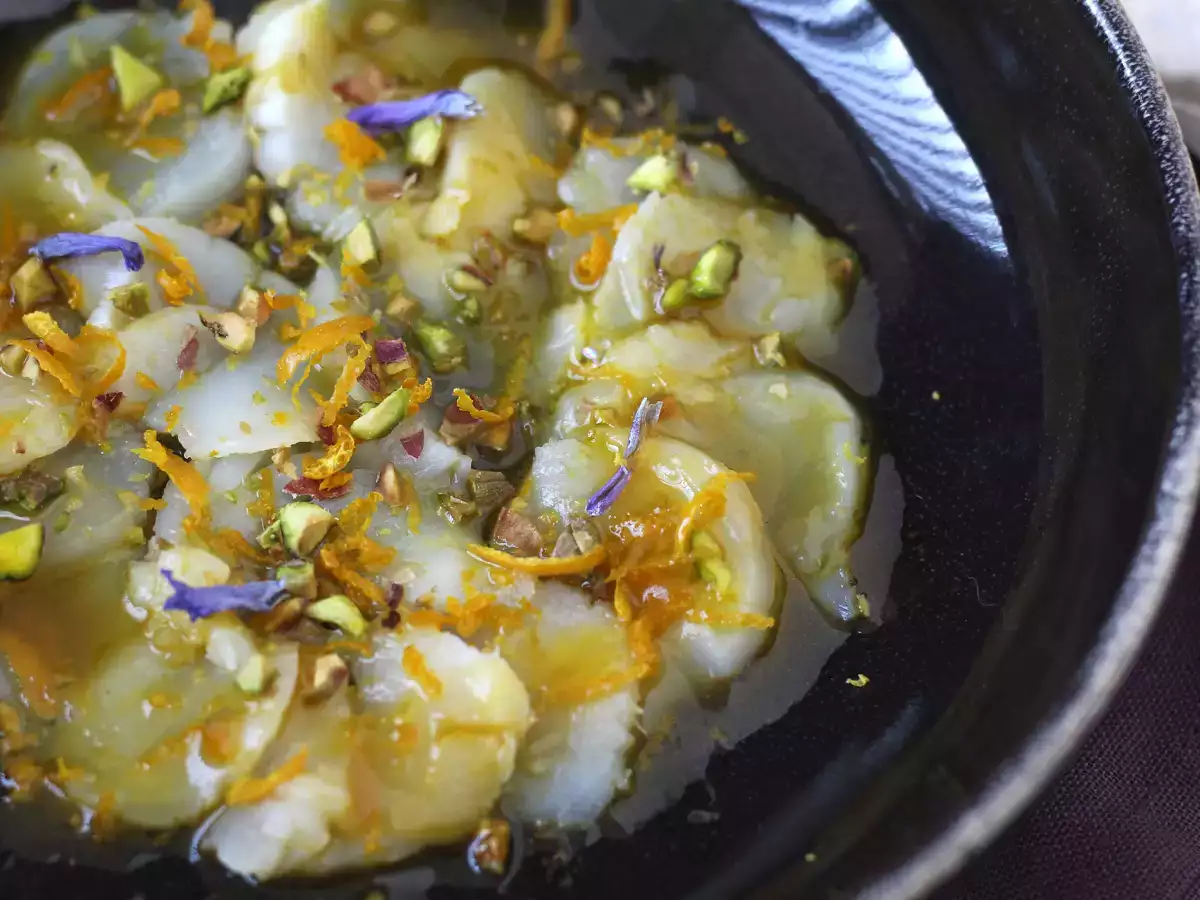 Carpaccio av pilgrimsmusslor med citrusvinägrett och pistagenötter, en elegant och lättlagad förrätt