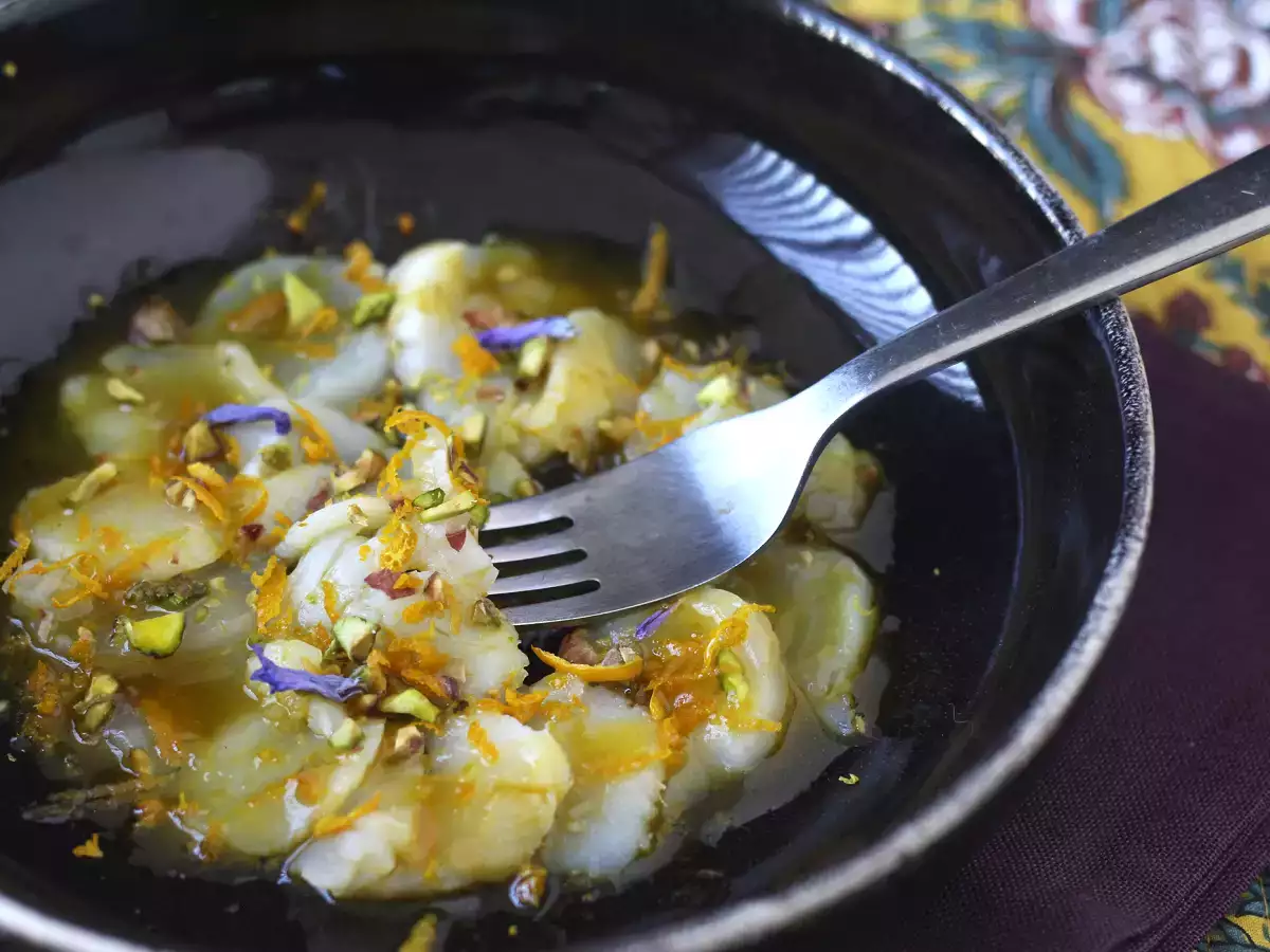 Carpaccio av pilgrimsmusslor med citrusvinägrett och pistagenötter, en elegant och lättlagad förrätt - foto 2