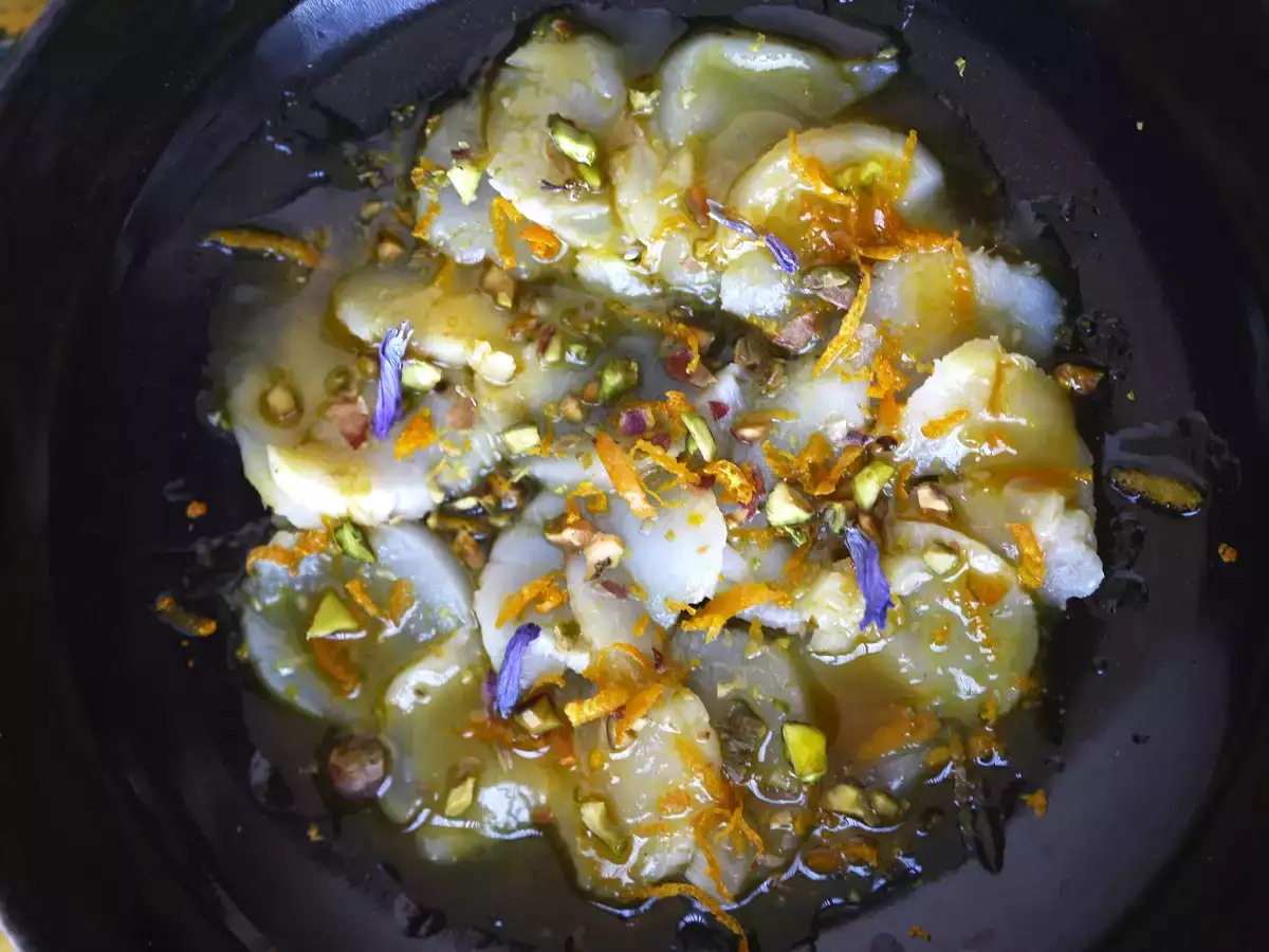 Carpaccio av pilgrimsmusslor med citrusvinägrett och pistagenötter, en elegant och lättlagad förrätt - foto 3