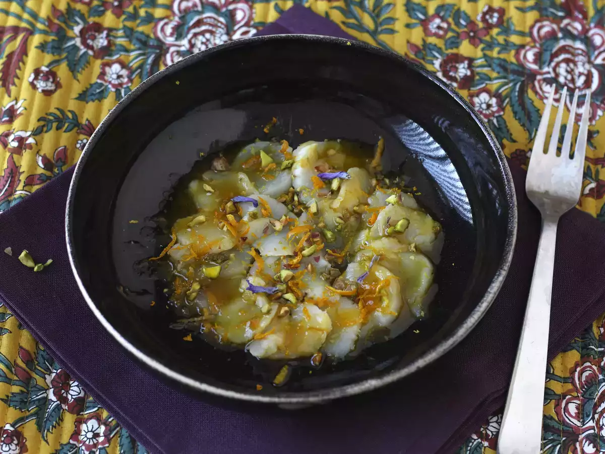 Carpaccio av pilgrimsmusslor med citrusvinägrett och pistagenötter, en elegant och lättlagad förrätt - foto 4