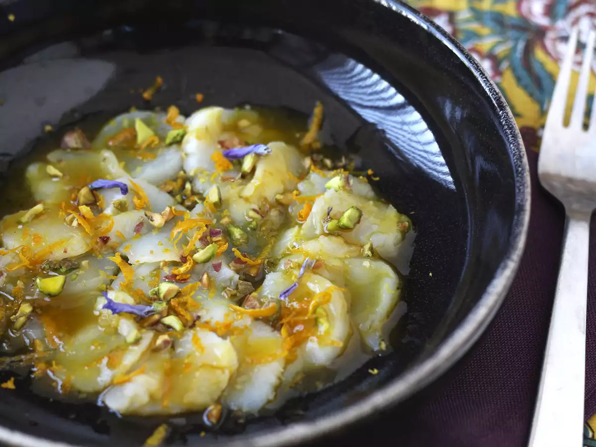 Carpaccio av pilgrimsmusslor med citrusvinägrett och pistagenötter, en elegant och lättlagad förrätt - foto 5