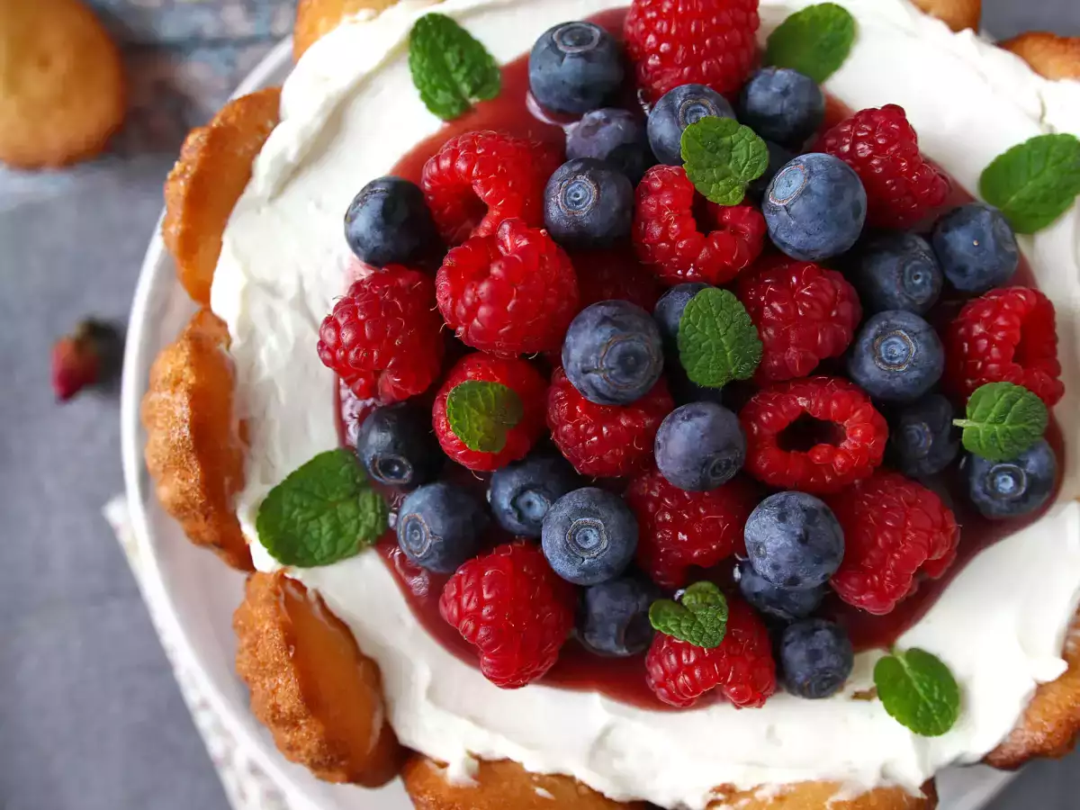 Charlotte med röd frukt och madeleines - foto 2