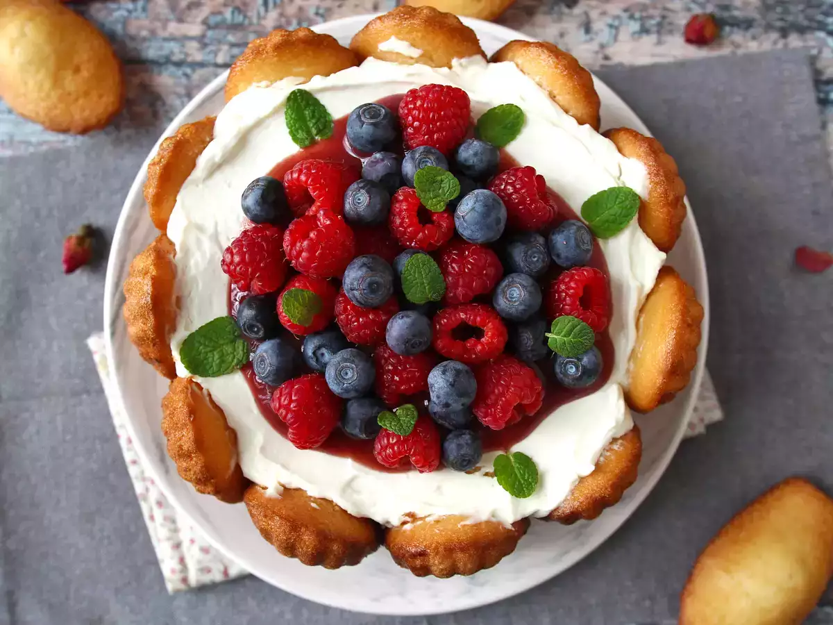 Charlotte med röd frukt och madeleines - foto 5