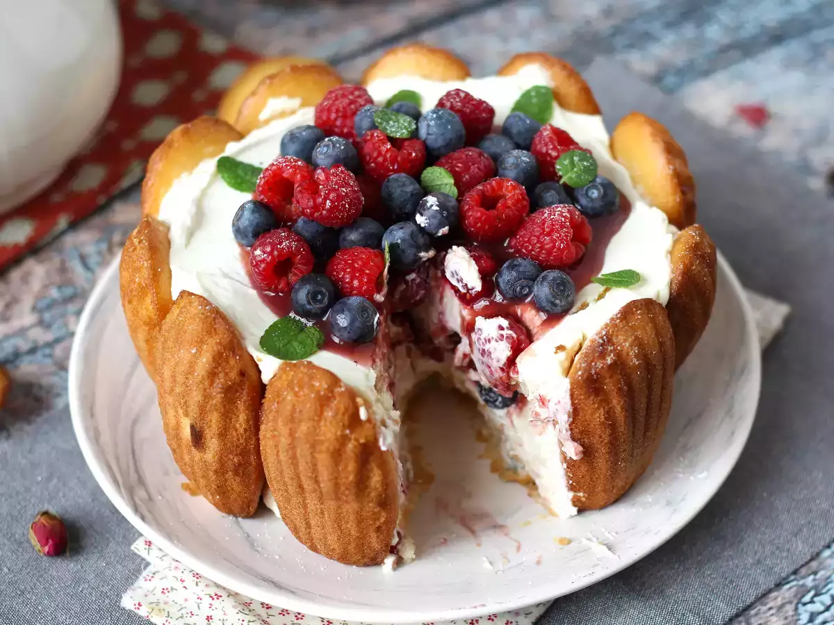Charlotte med röd frukt och madeleines - foto 8