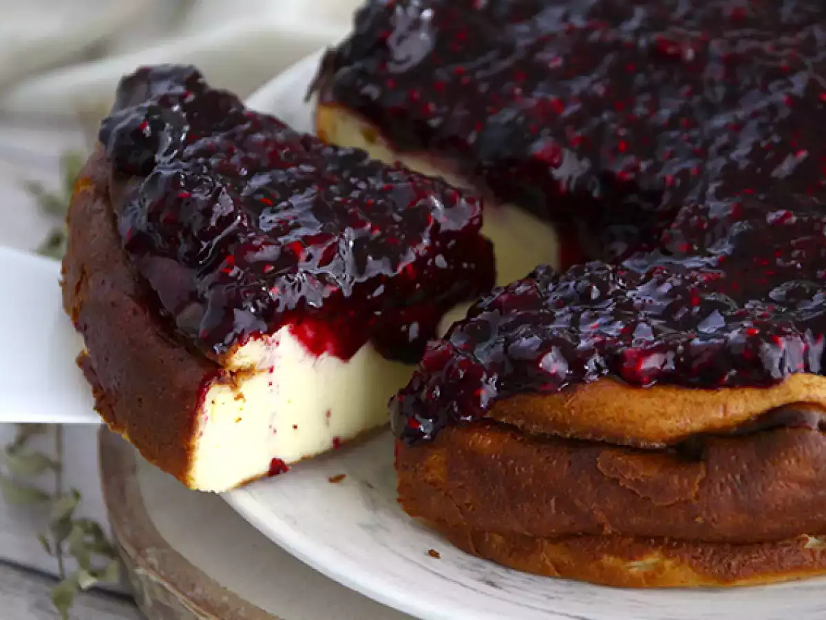 Cheesecake med sötad kondenserad mjölk och kompott på röda bär - foto 2