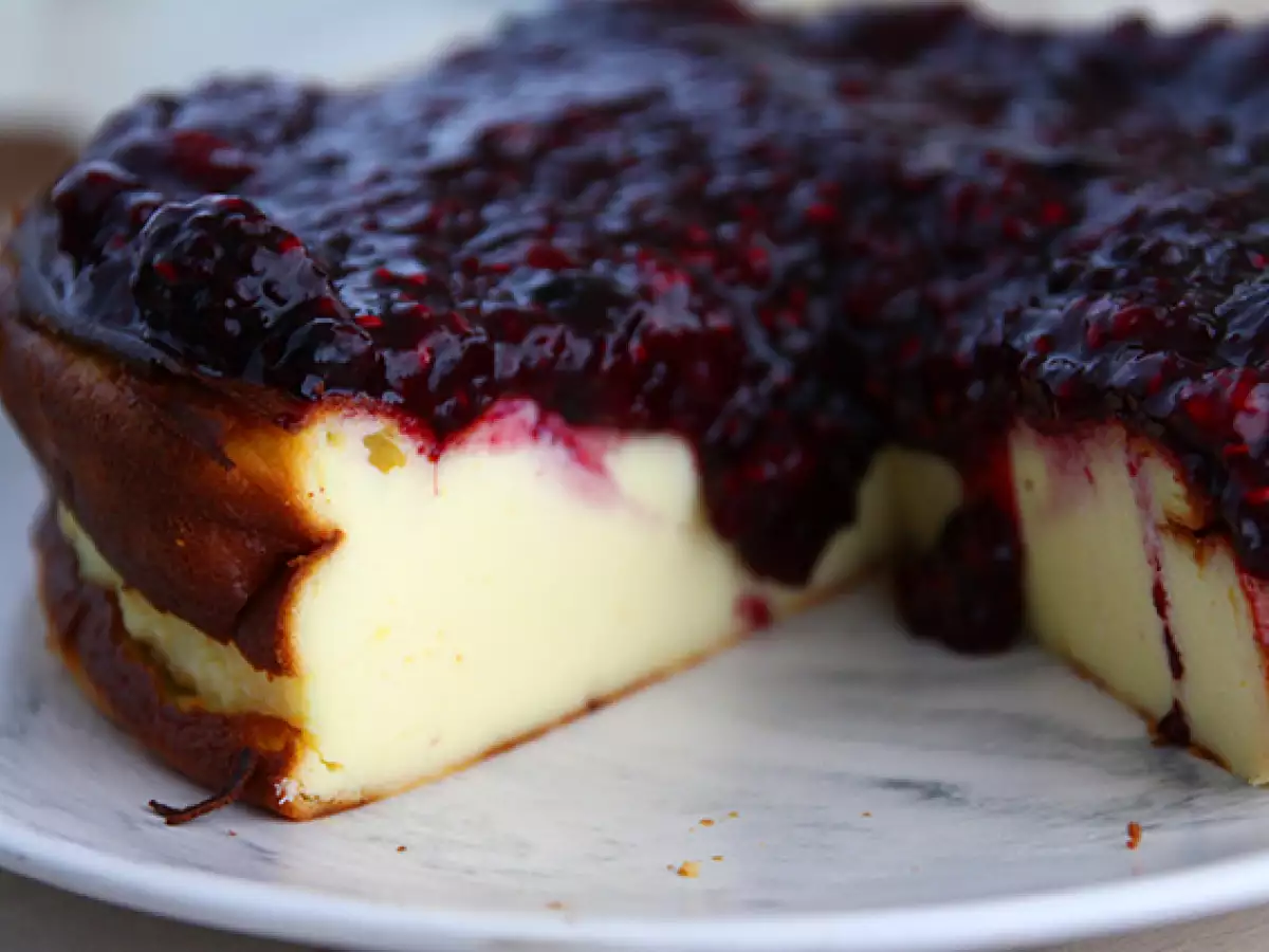 Cheesecake med sötad kondenserad mjölk och kompott på röda bär - foto 3