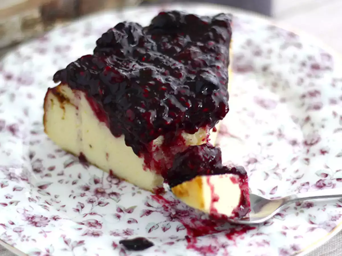 Cheesecake med sötad kondenserad mjölk och kompott på röda bär - foto 4