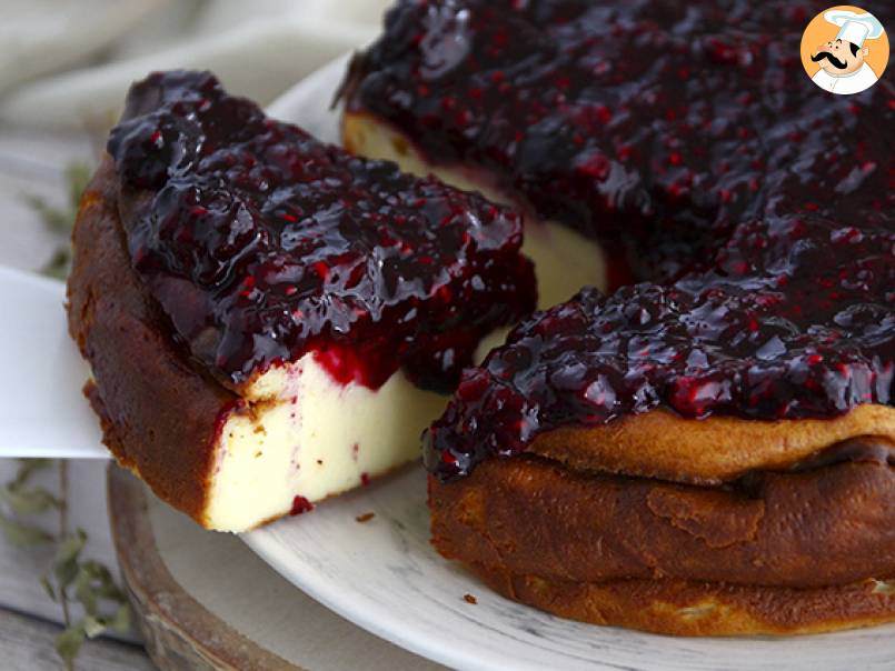 Cheesecake med sötad kondenserad mjölk och röd fruktkompott - foto 2