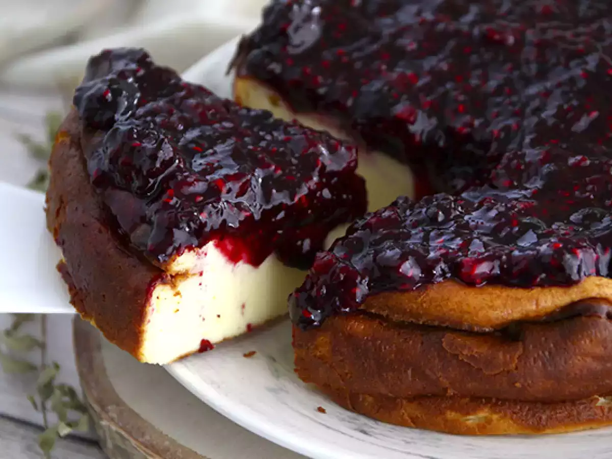Cheesecake med sötad kondenserad mjölk och röd fruktkompott - foto 2