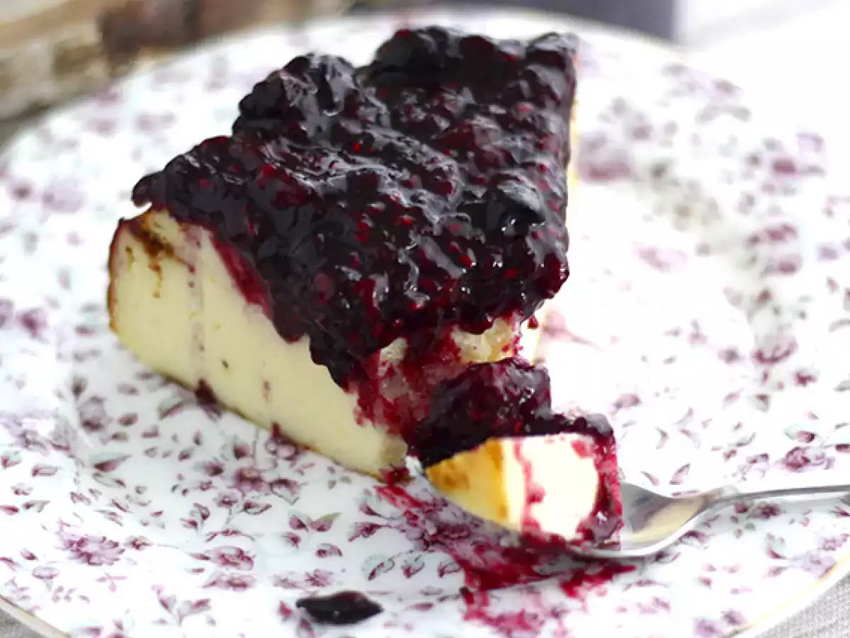 Cheesecake med sötad kondenserad mjölk och röd fruktkompott - foto 4