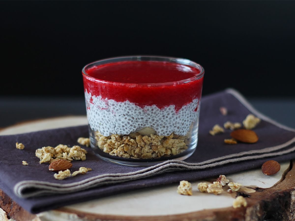 Chiapudding med kokosmjölk, hallon och granola