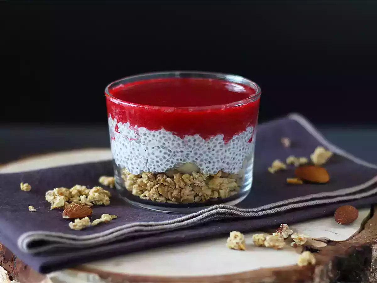 Chiapudding med kokosmjölk, hallon och granola