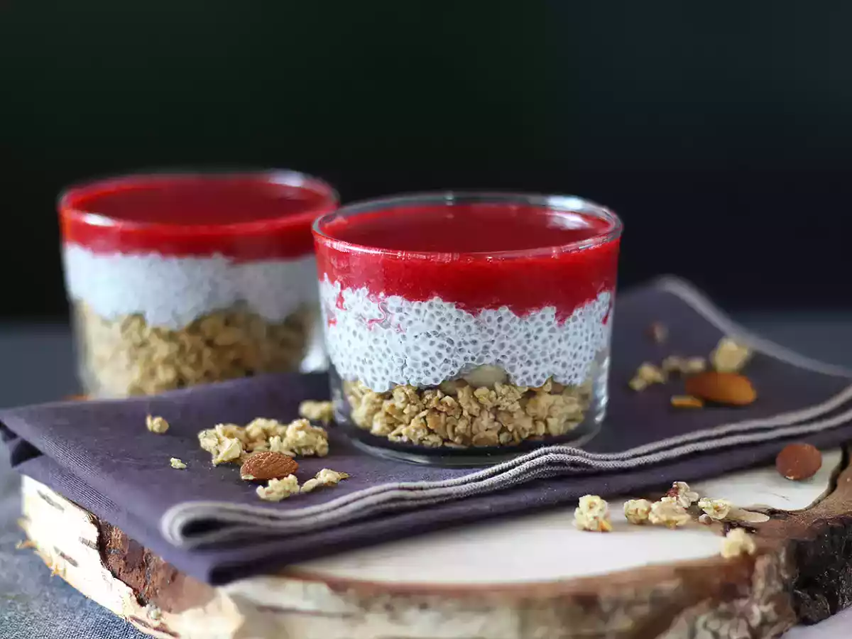 Chiapudding med kokosmjölk, hallon och granola - foto 4