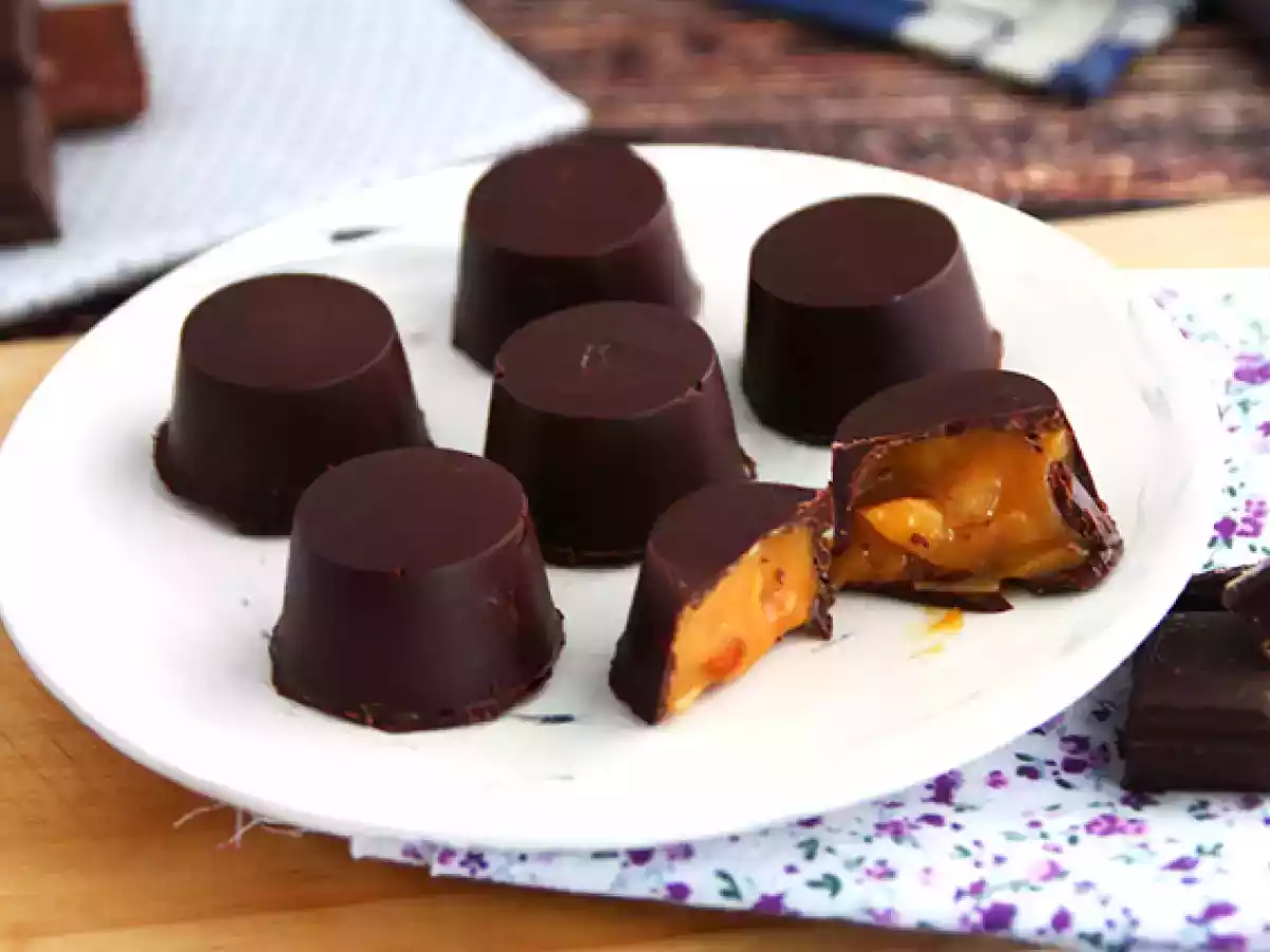 Choklad fylld med saltad smörkola och mandel