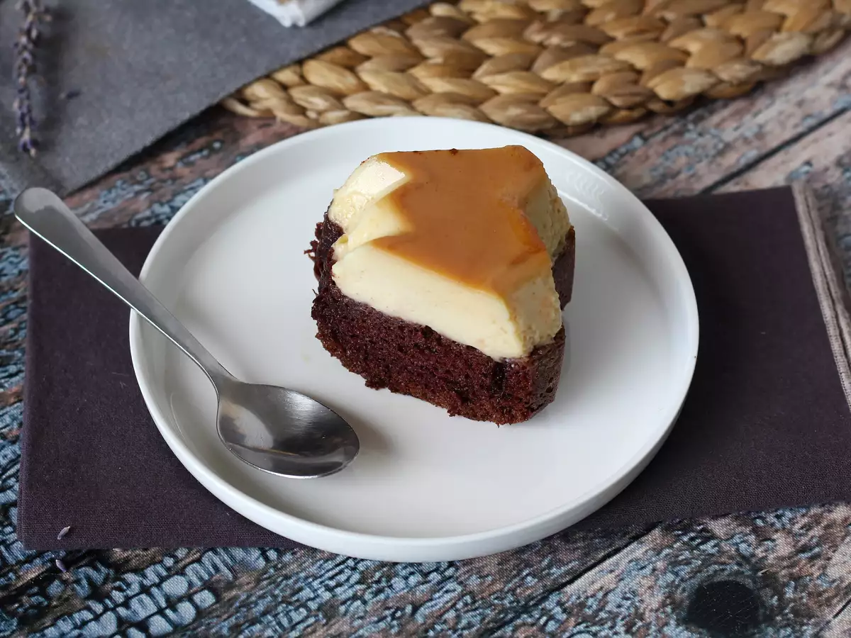 Chokladflan med saftig chokladkaka, vaniljflan och karamell