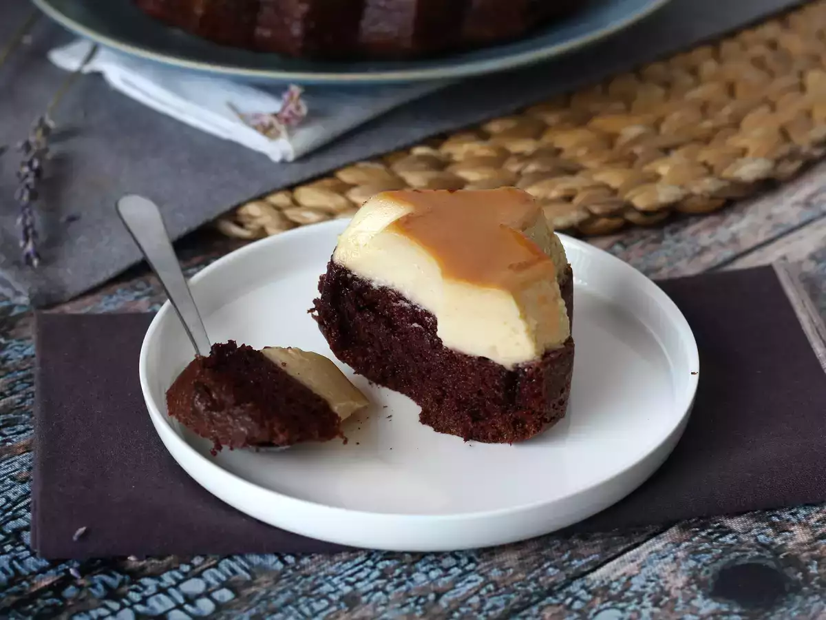 Chokladflan med saftig chokladkaka, vaniljflan och karamell - foto 3