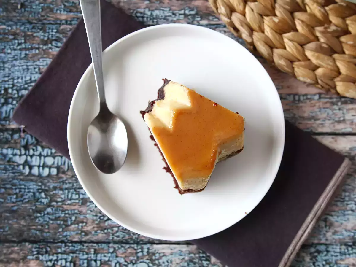 Chokladflan med saftig chokladkaka, vaniljflan och karamell - foto 6