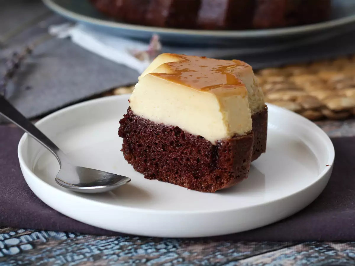 Chokladflan med saftig chokladkaka, vaniljflan och karamell - foto 8