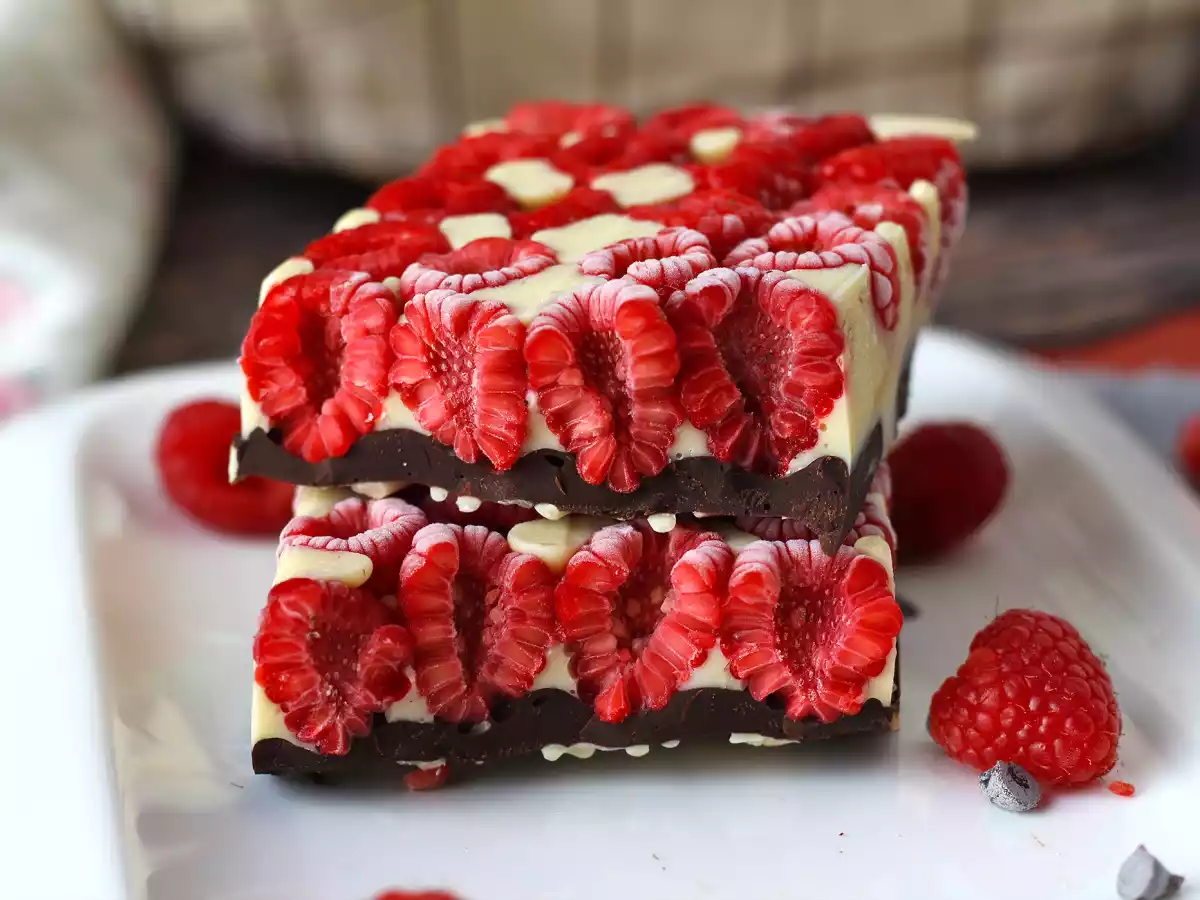 Chokladkaka i Franui-stil med hallon, vit choklad och mörk choklad!