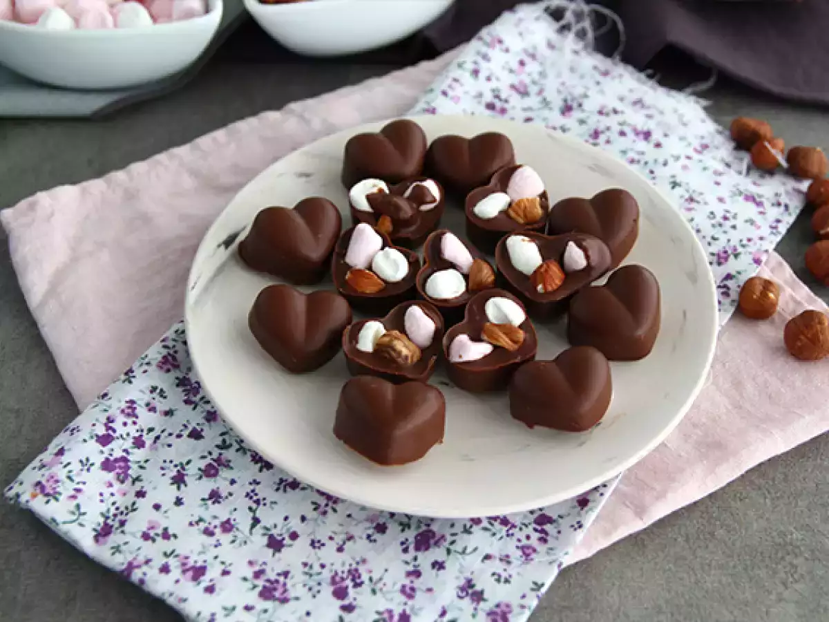 Chokladpraliner med marshmallows och hasselnötter