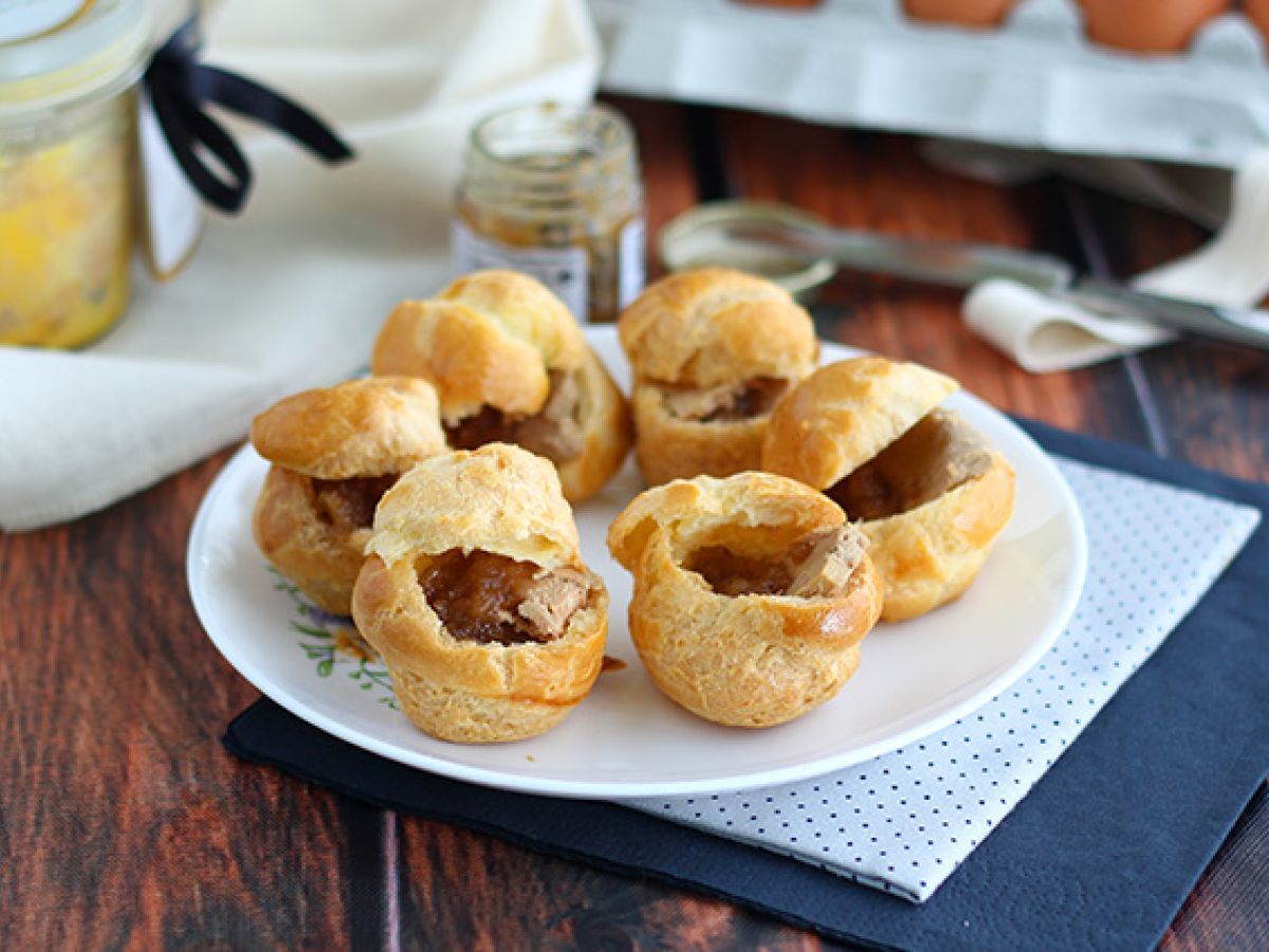 Choux med foie gras och konfiterad lök